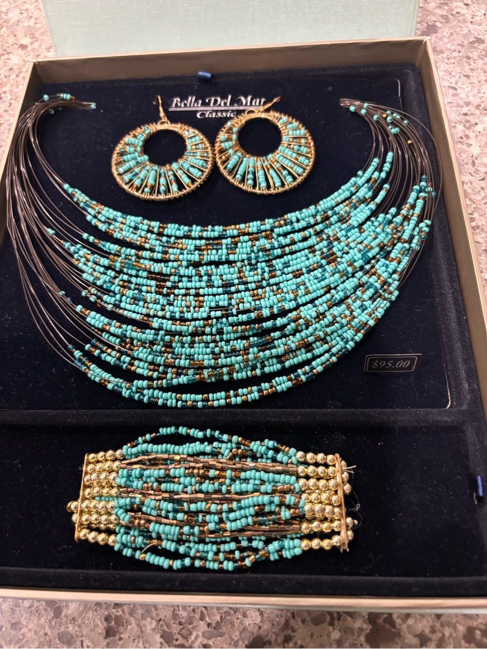 NIB Beautiful~unique~classy turquoise/gold necklace, bracelet & earring set!